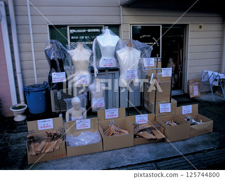 20多年前的東京風景 澀谷地區 人體（軀幹）販賣店 125744800