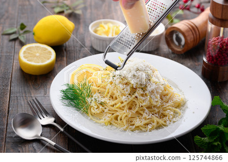 加大量起司的檸檬義大利麵（帕瑪森起司） 125744866