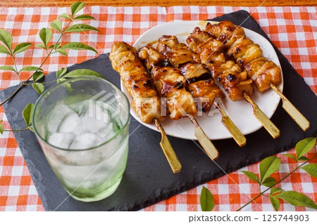 美味的烤雞肉串和燒酒 美味的烤雞肉串和燒酒 125744903