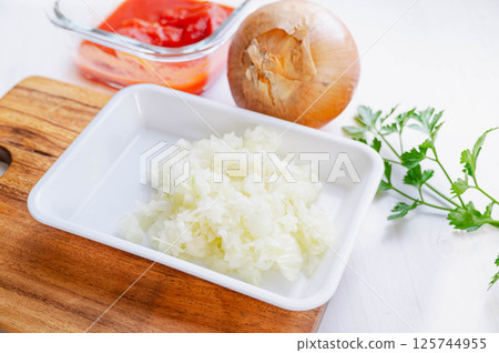 Chopped onion 125744955