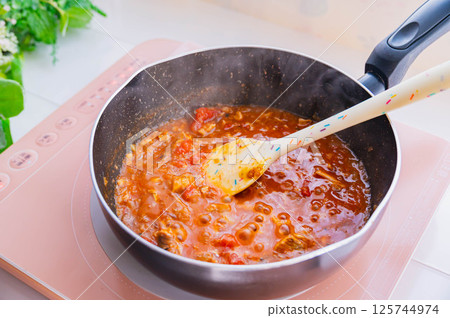 Making curry with canned mackerel 125744974