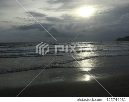 鎌倉和江之島健行2023：陽光穿過雲層 125744981