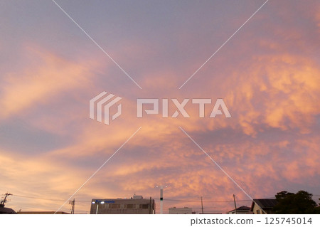 Rib clouds and wavy clouds illuminated by the setting sun Sky and cloud patterns Rib clouds and wavy clouds illuminated by the setting sun Sky and cloud patterns 125745014