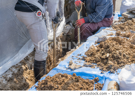 土木工程工人挖掘下水道施工 125746506