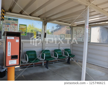 Tawara Station waiting room 125746621