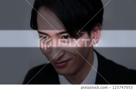 Image of a salesman trying to scam people 125747053