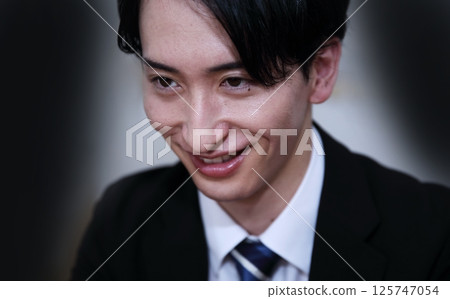 Image of a salesman trying to scam people 125747054