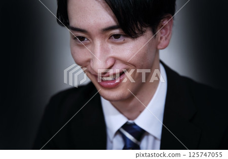 Image of a salesman trying to scam people Image of a salesman trying to scam people 125747055