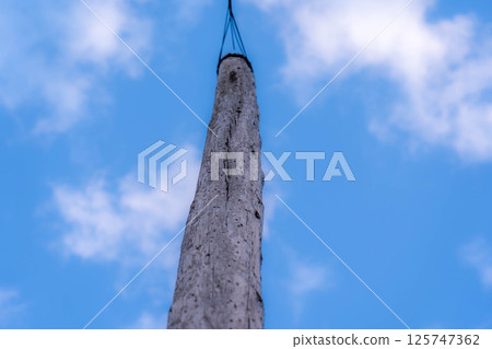 春天的天空和木製電線桿 春天的天空和木製電線桿 125747362