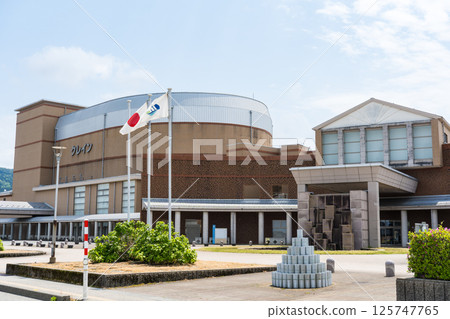 春天清爽的藍天和白山市劍文化中心的外觀起重機|文化廳 |石川縣白山市 春天清爽的藍天和白山市劍文化中心的外觀起重機|文化廳 |石川縣白山市 125747765