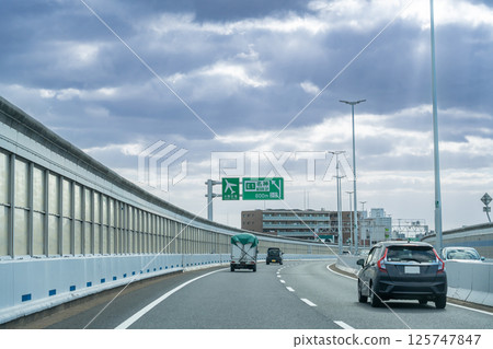 Kobe City, Hyogo Prefecture: A car traveling on the Hanshin Expressway Route 3 Kobe Line toward the Meishin Expressway 125747847