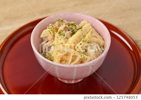 竹筍飯，竹筍飯，竹筍飯，調味飯，日本料理，含雞肉，春季菜餚。 125748053