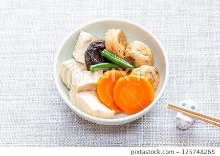 A healthy stew of freeze-dried tofu, ganmodoki, and vegetables 125748268