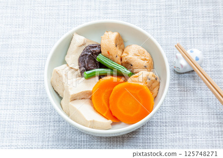 凍乾豆腐、乾豆腐和蔬菜的健康燉菜 凍乾豆腐、乾豆腐和蔬菜的健康燉菜 125748271