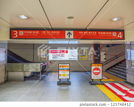 A barricade set up at the entrance to the rapid train platform at JR Koenji Station, where rapid trains pass on weekends and holidays. A barricade set up at the entrance to the rapid train platform at JR Koenji Station, where rapid trains pass on weekends and holidays. 125748412