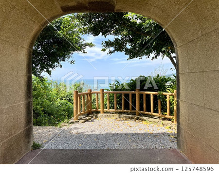 透過拱門可以欣賞沖繩的海洋和綠色景觀 透過拱門可以欣賞沖繩的海洋和綠色景觀 125748596