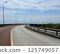 一條彎曲的道路通往大海和藍天 125749057