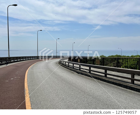 一條彎曲的道路通往大海和藍天 一條彎曲的道路通往大海和藍天 125749057