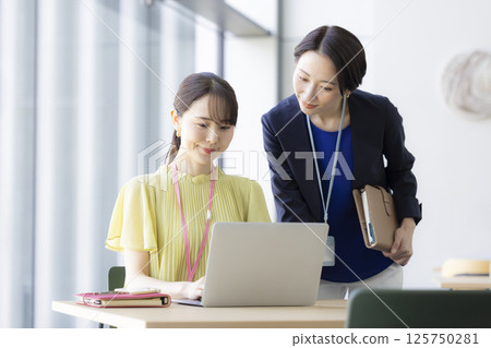 商業：婦女正在開會。照片由 Sky Perfect TV Tokyo 媒體中心提供。 125750281