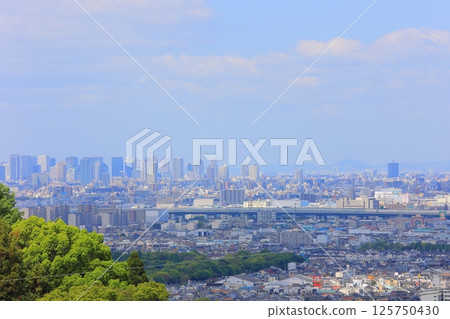 從大阪府四條畷市眺望的大阪風景 125750430
