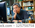 中年男子在電腦前思考 125750758