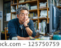 中年男子在電腦前思考 125750759