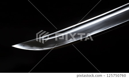 黑色背景上的日本刀尖。金屬質感,美麗的波紋 黑色背景上的日本刀尖。金屬質感,美麗的波紋 125750760