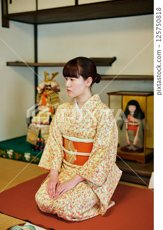 A woman in her twenties wearing a kimono experiencing a tea ceremony 125750818