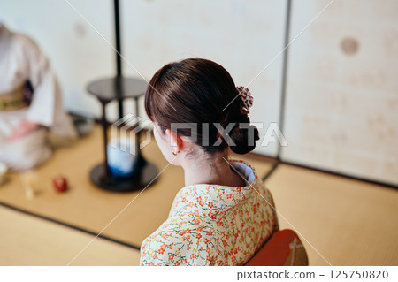 一位20多歲身著和服的女性正在體驗茶道 125750820