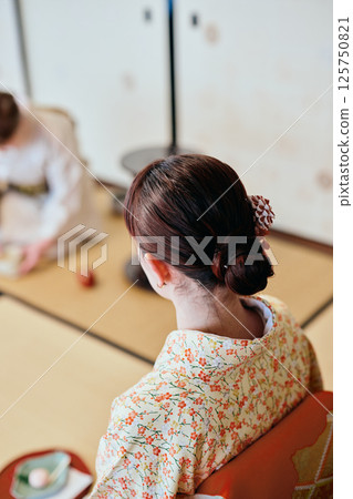 一位20多歲身著和服的女性正在體驗茶道 125750821