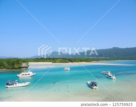 The spectacular view of Kabira Bay, a famous spot on Ishigaki Island 125750925