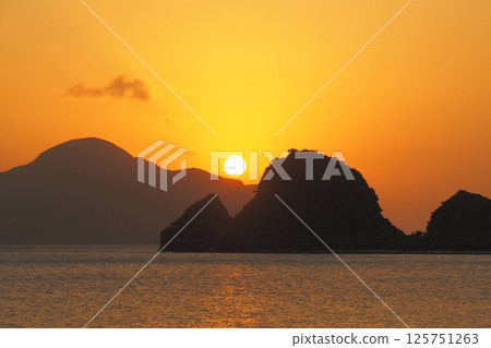 Sunset over Zamami Island: Evening scenery in Okinawa 125751263