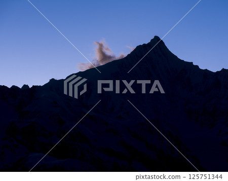 陡峭的山脈輪廓和傍晚的天空 / 中國雲南省卡瓦格博 125751344