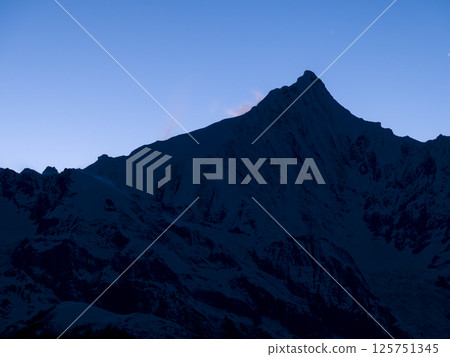 Steep mountain silhouette and evening sky / Kawa Karpo, Yunnan, China 125751345