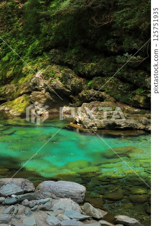 Kochi Prefecture Niyodogawa Town Yasui Valley Crystal Pool with swaying water surface Kochi Prefecture Niyodogawa Town Yasui Valley Crystal Pool with swaying water surface 125751935