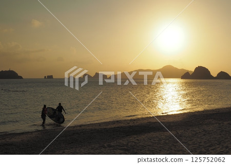 Zamami Island, canoe rower, evening seascape Zamami Island, canoe rower, evening seascape 125752062