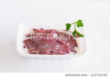 Remove the odor from pork liver with milk Remove the odor from pork liver with milk 125752192