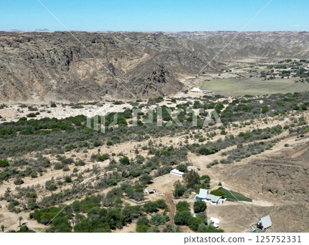 荒涼月球表面山谷中的綠洲 125752331