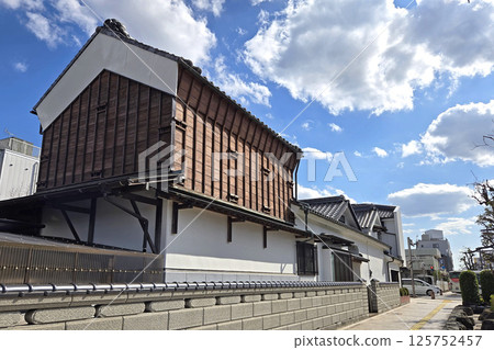 A storehouse-style building along the old Nikko Kaido road [Kasukabe City, Saitama Prefecture] 125752457