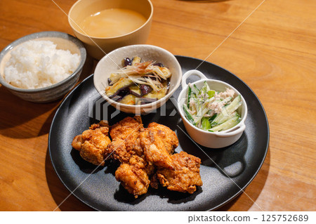 A hearty set meal of fried chicken and a side dish 125752689