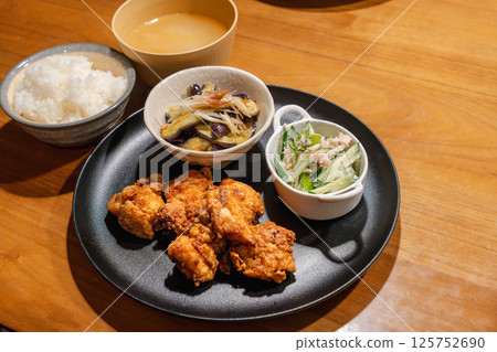 一份豐盛的炸雞套餐和一份配菜 一份豐盛的炸雞套餐和一份配菜 125752690