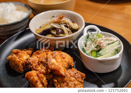 A hearty set meal of fried chicken and a side dish A hearty set meal of fried chicken and a side dish 125752691