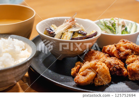 A hearty set meal of fried chicken and a side dish 125752694
