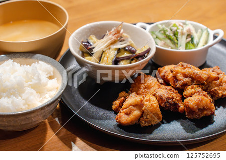 A hearty set meal of fried chicken and a side dish 125752695