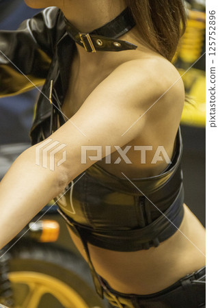 騎摩托車的競選女孩的手臂 125752896