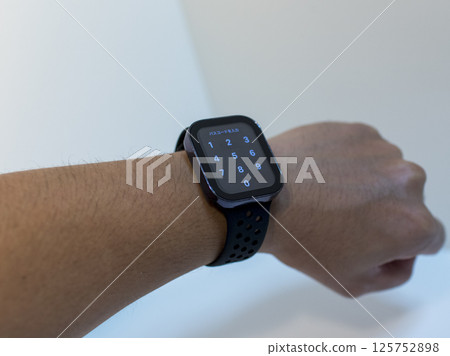 一名男子的手臂戴著智慧手錶 125752898