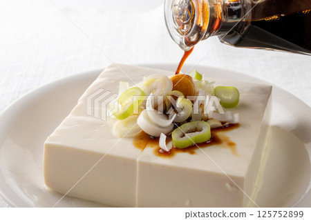將醬油淋在冷豆腐上 125752899