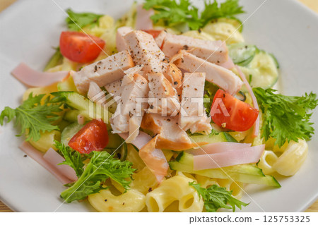 煙燻雞肉通心粉沙拉 125753325
