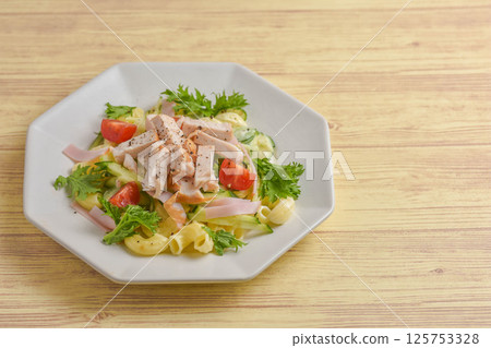 煙燻雞肉通心粉沙拉 125753328