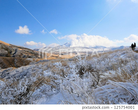 Winter in Aso and Nakadake: A silver world of snow and frost (Kumamoto Prefecture) 125754001